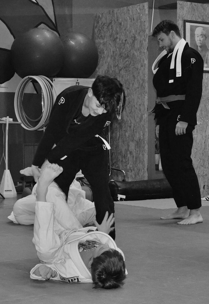 Lezione di Brazilian Jiu Jitsu con il kimono nella sede di Eretica a Sondrio